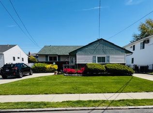 10 Schley Avenue, Lindenhurst, NY 11757