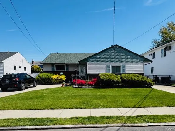 10 Schley Avenue, Lindenhurst, NY 11757