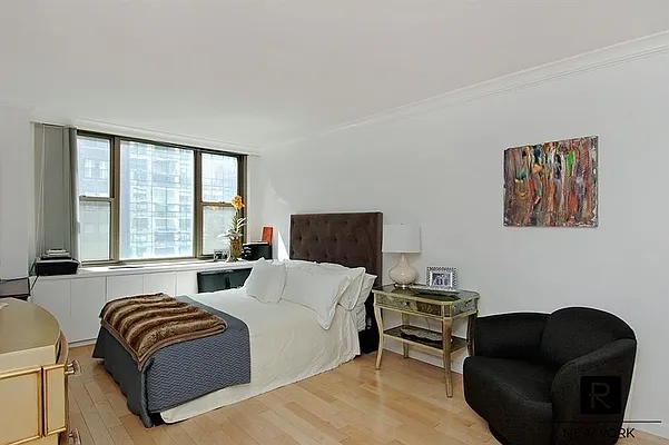 Sold by R New York | media 3