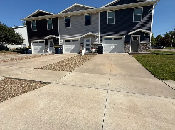 900 Eisenhower Rd #A, Hiawatha, IA 52233