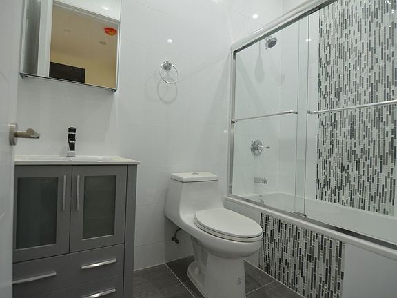 4th image of 744A Willoughby Ave #2F