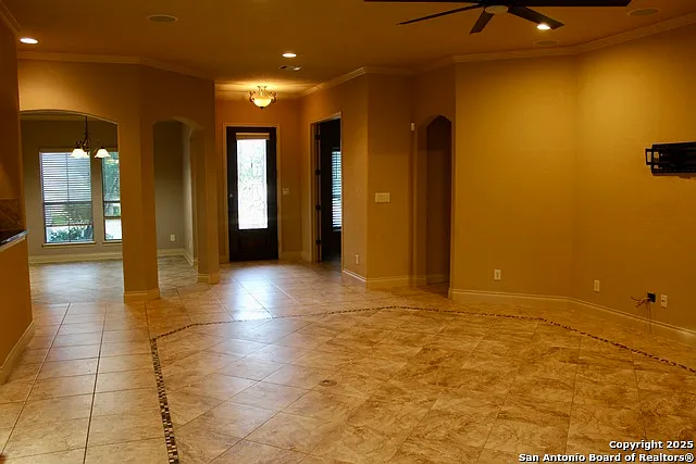 215 Evans Oak Ln — Photo 5