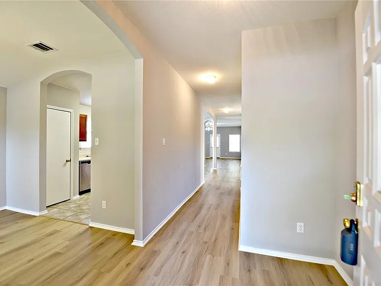 510 Golden Gate Dr — Photo 3
