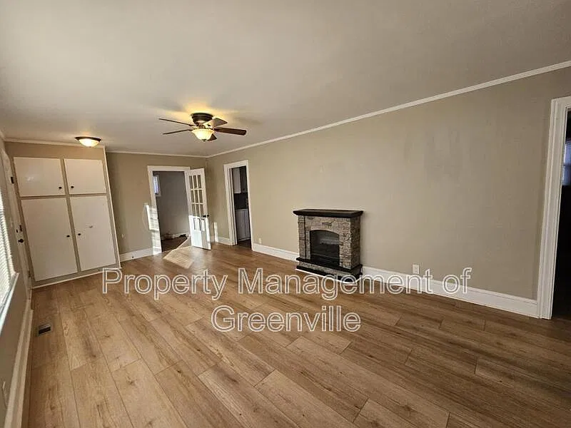 3 bed, 1.0 bath, 1124 sqft, $1,395 — Photo 2