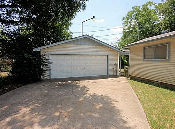 3rd image of 802 Glynn Oaks Dr