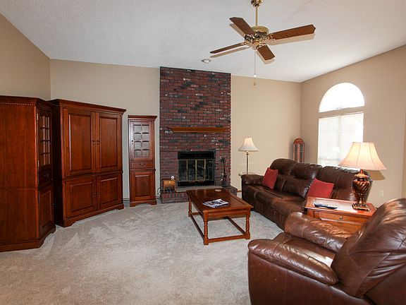 3rd image of 1601 S Cypress Ave