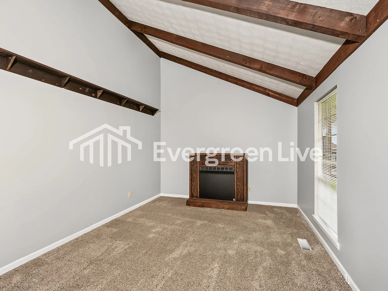 3 bed, 1.0 bath, 1300 sqft, $1,295 — Photo 2