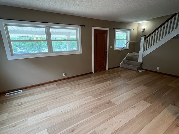 5th image of 136 14th St NE
