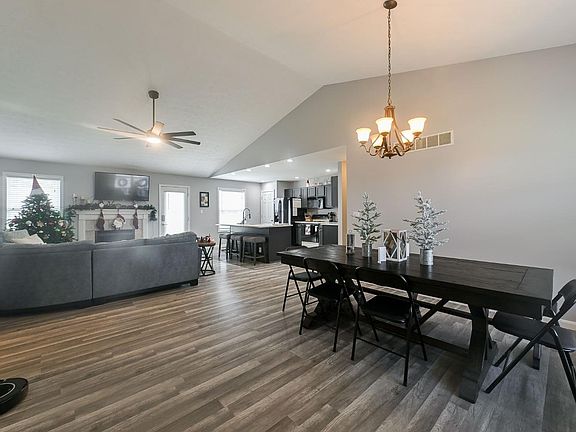 3rd image of 22928 Redwood Dr
