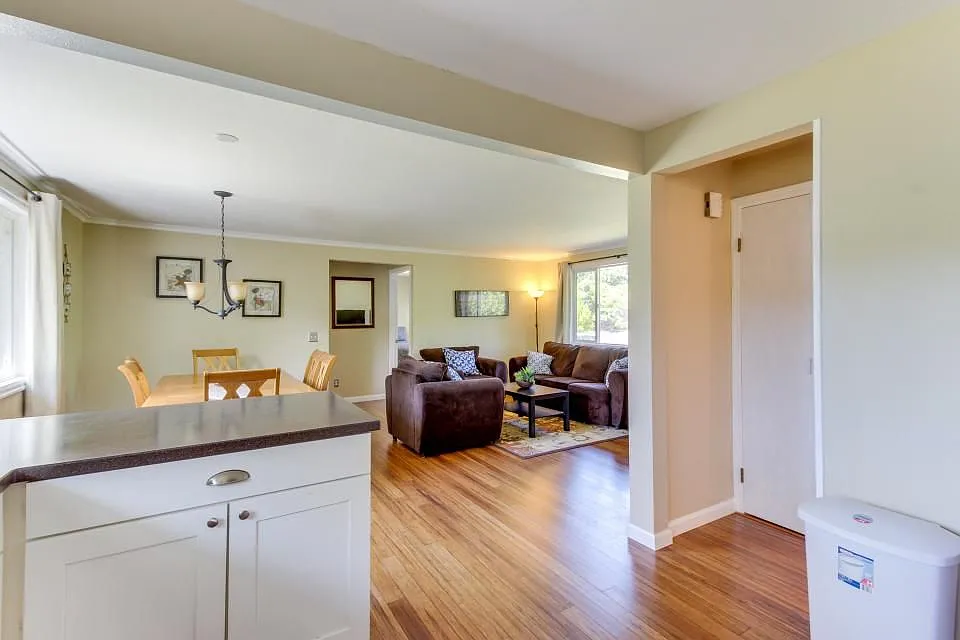 Cozy Living Blocks from the Beach! Unfurnished 2bd 1ba — Photo 4