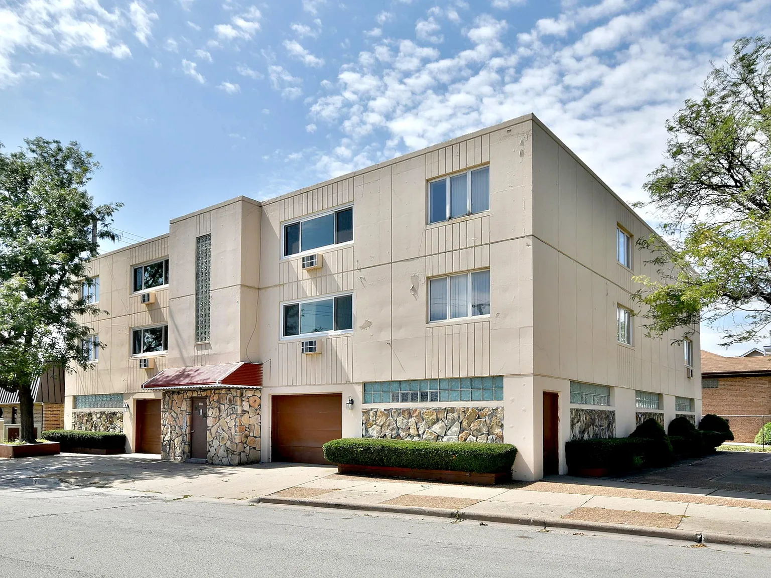 3 bed, 1600 sqft, $2,400 — Photo 1