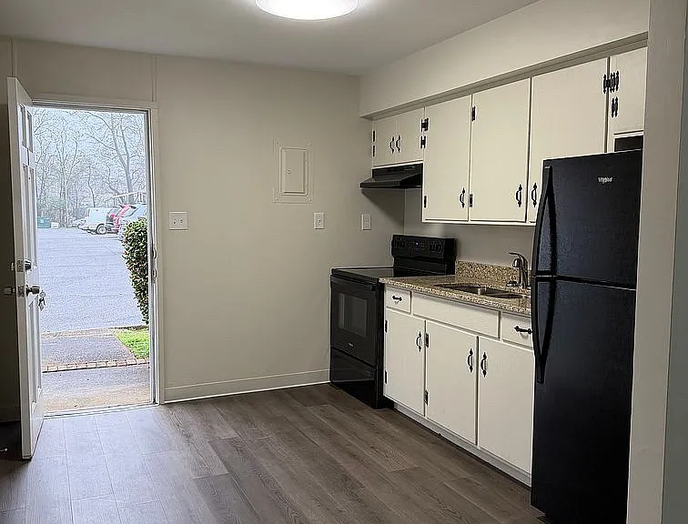 112 N Erwin St #I9 — Photo 2