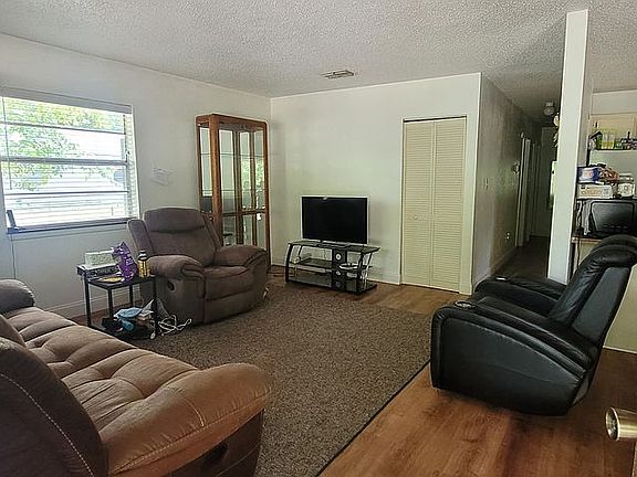 5th image of 155 Roosevelt Ave