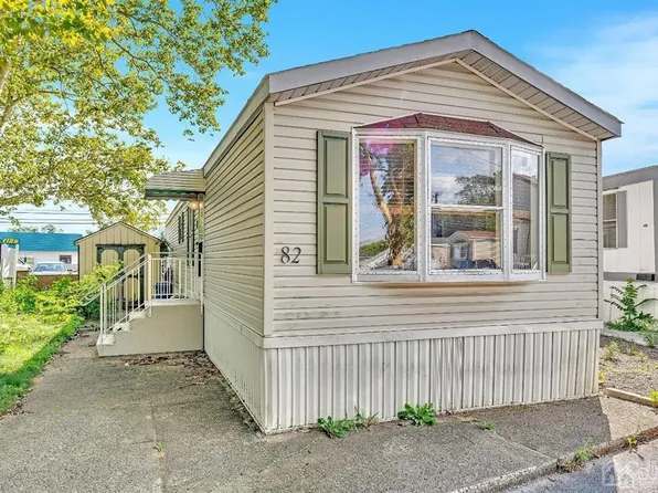 82 Ruth St, Hazlet, NJ 07730