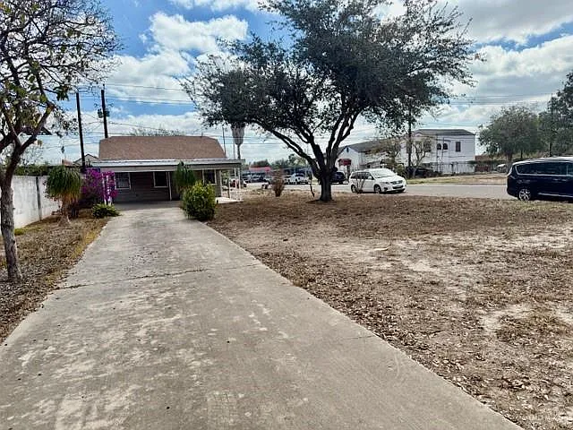 2 bed, 1.0 bath, 1068 sqft, $800 — Photo 2
