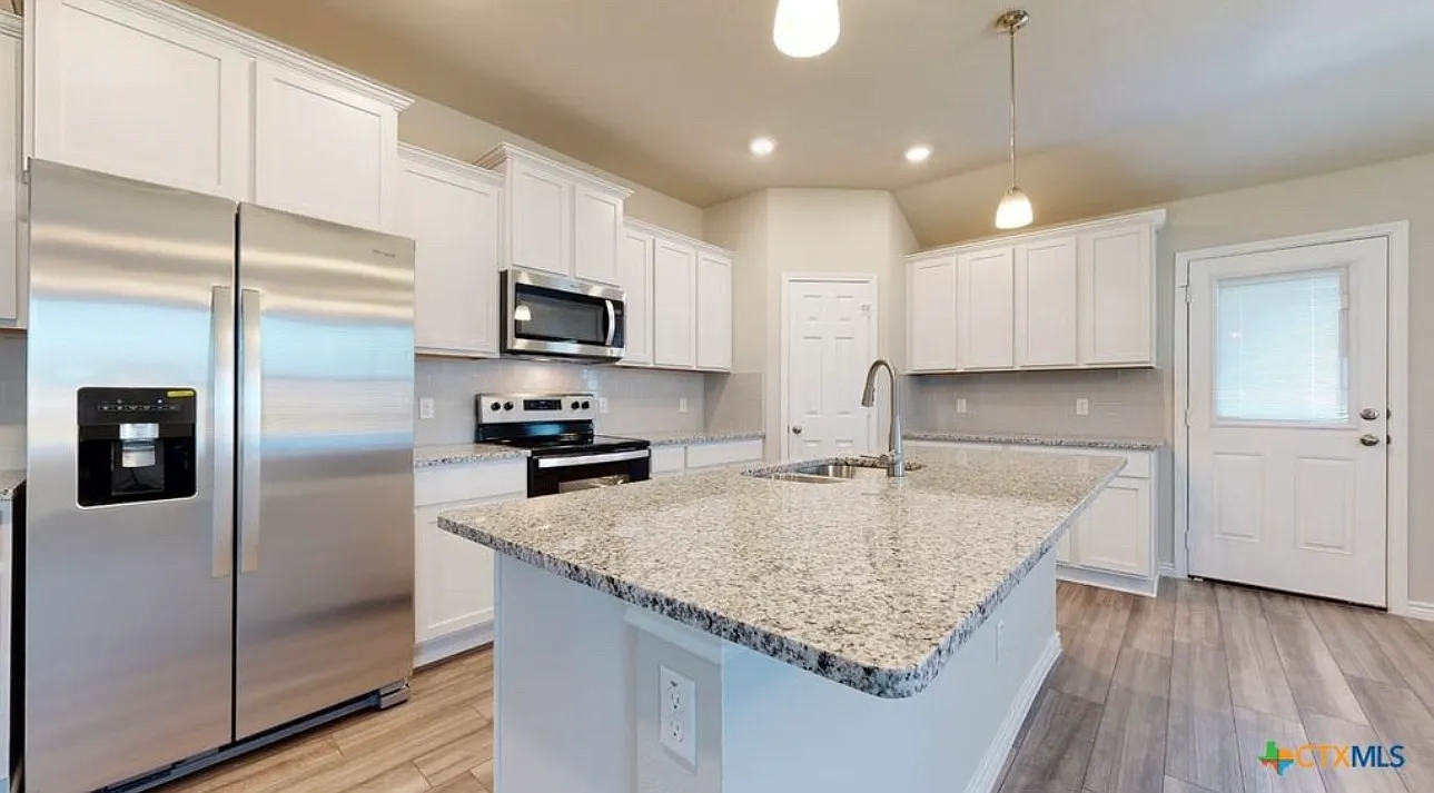 3 bed, 2024 sqft, $2,200 — Photo 4