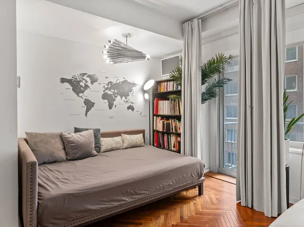 216 East 47th Street 5B image 3 of 8