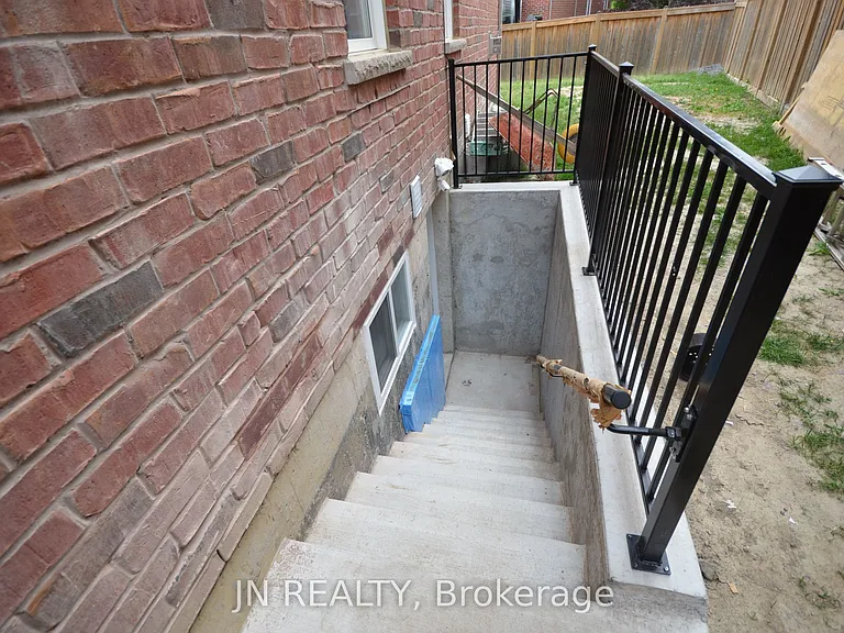 34 McEchearn Cres #LOWER — Photo 3