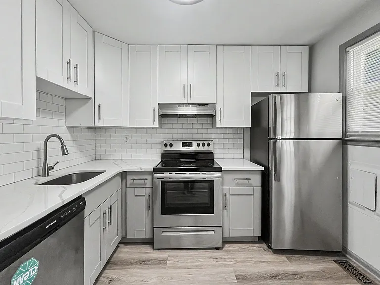 200 E Maple Ave — Photo 57