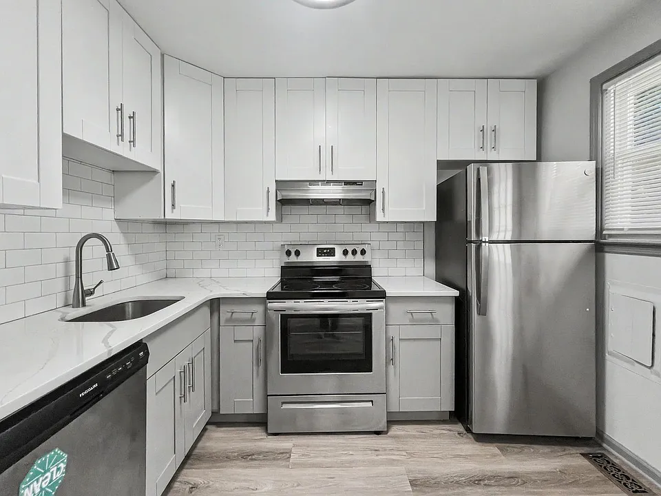 200 E Maple Ave
