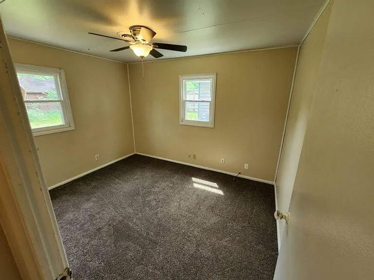 1088 Eastview Dr — Photo 5