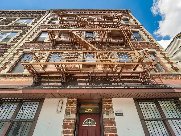 1093 Summit Ave #10 — Photo 10