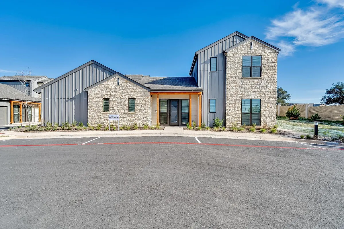 Building Photo - 1601-342 Mustang Dr