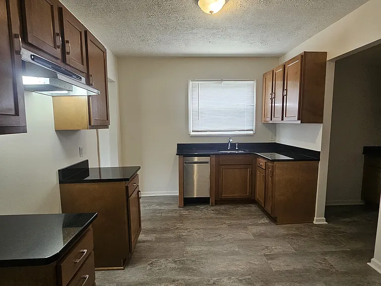 905 Belvedere Ave SE — Photo 5