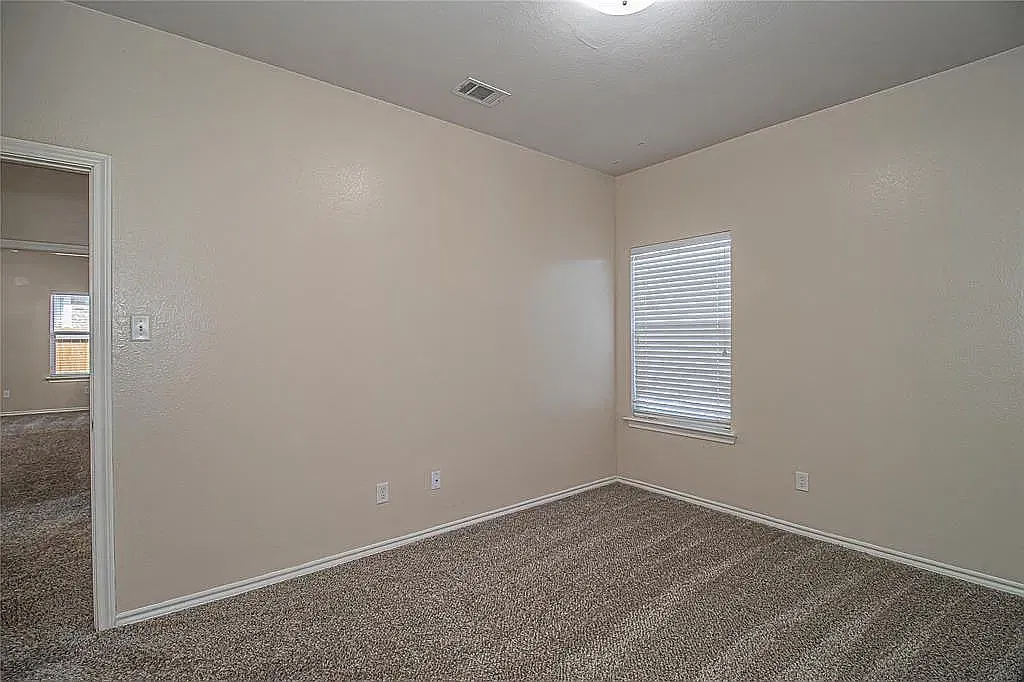 3 bed, 1389 sqft, $2,000 — Photo 2