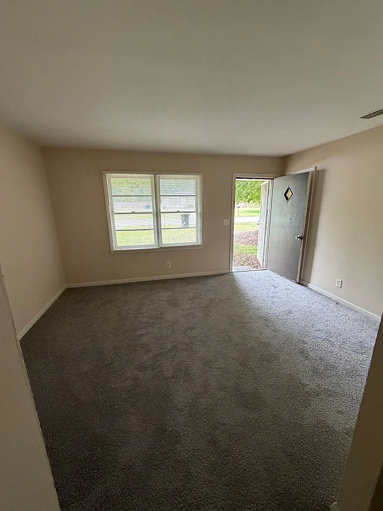 3 bed, 1139 sqft, $975 — Photo 2