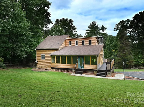 7750 Woodland Hills Rd, Hickory, NC 28602