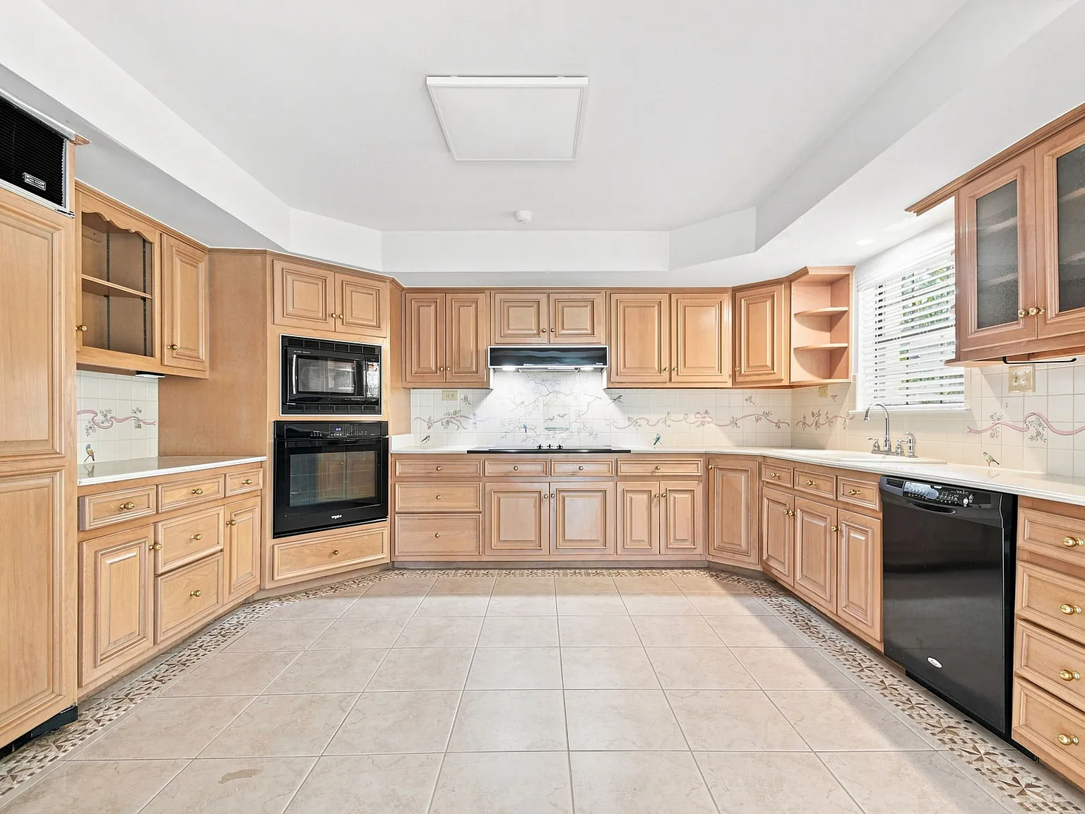 5 bed, 2814 sqft, $4,250 — Photo 3