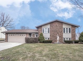 805 Chippewa Dr, Elgin, IL 60120