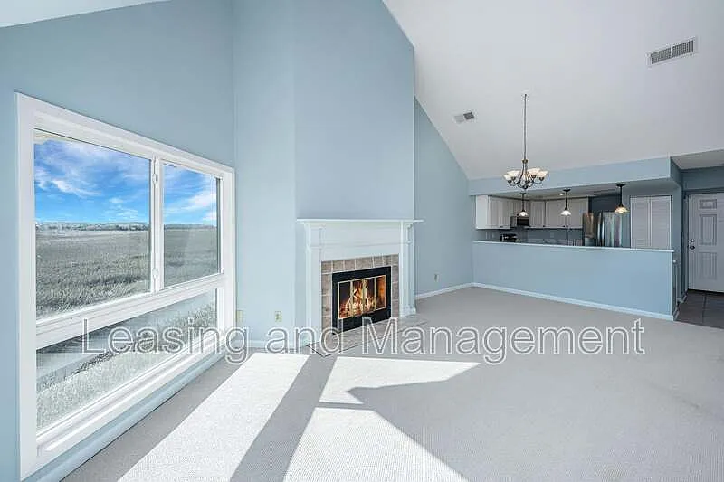 3 bed, 3.0 bath, 1258 sqft, $4,530 — Photo 4
