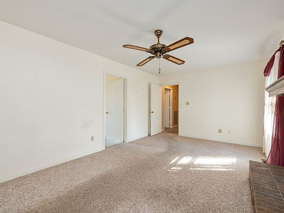 3rd image of 501 Carolyn Ln