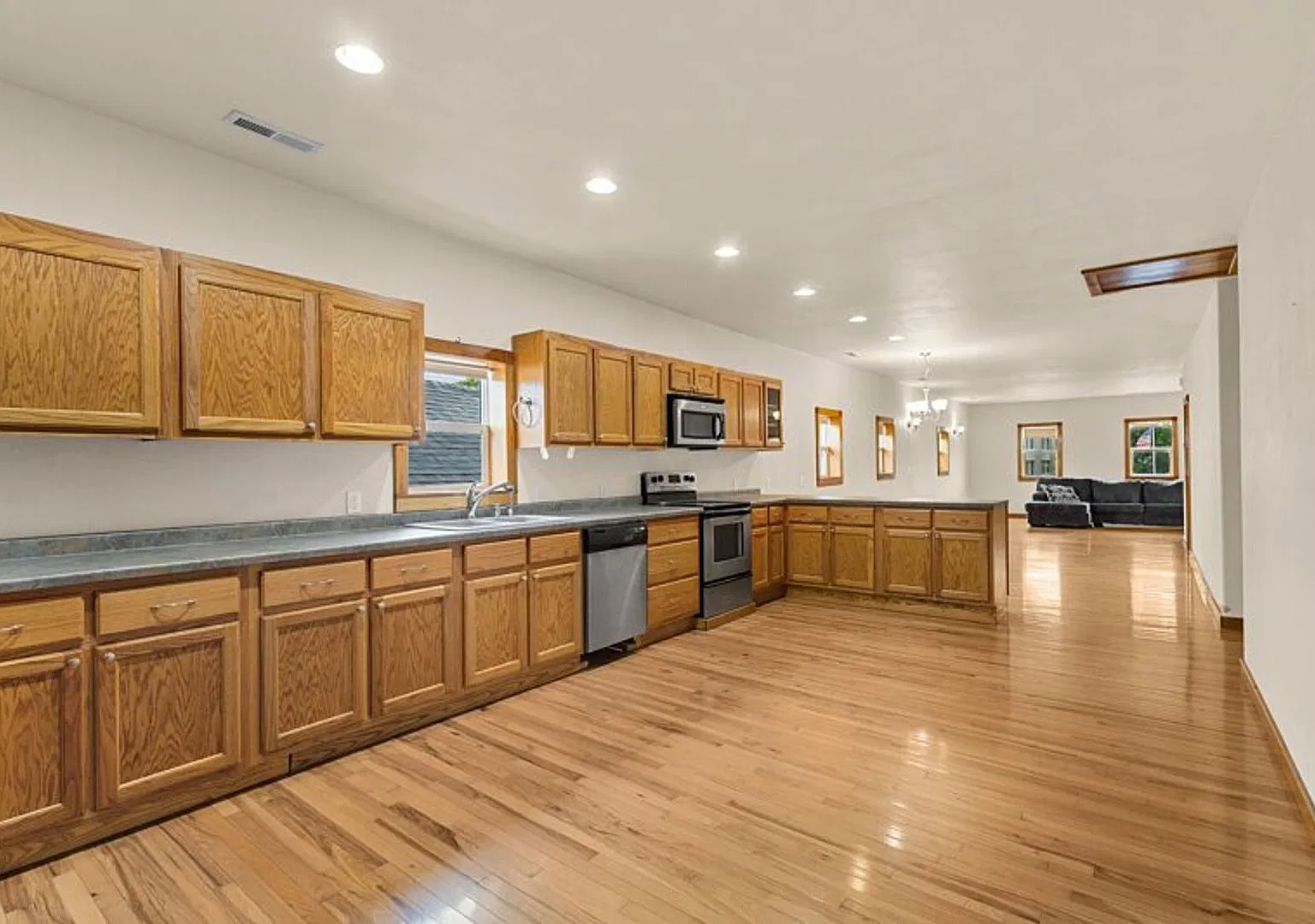 Water Included! Spacious 2 Bedroom, 2 Bathroom Upper Apartment with 2-Stall Garage — Photo 2