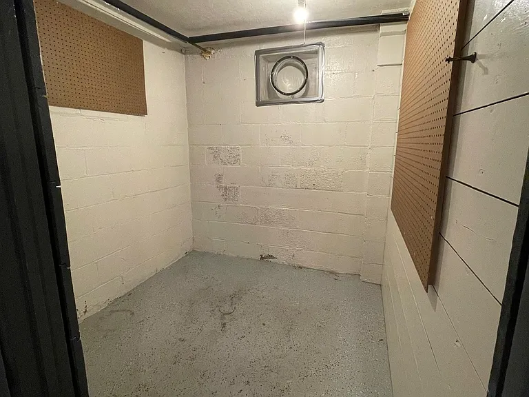 Storage room (off laundry room)