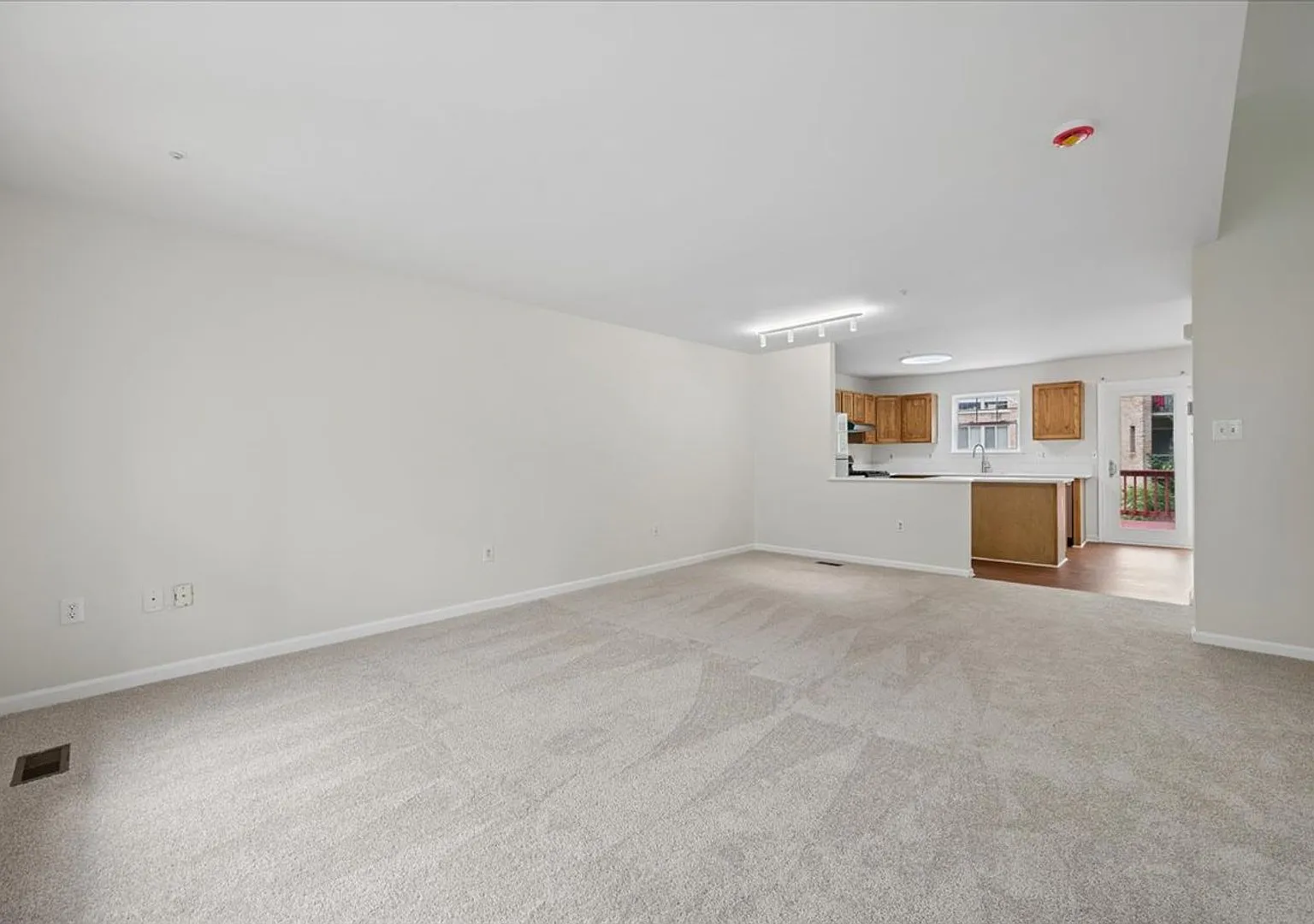 Garage Townhouse For Lease — Photo 4
