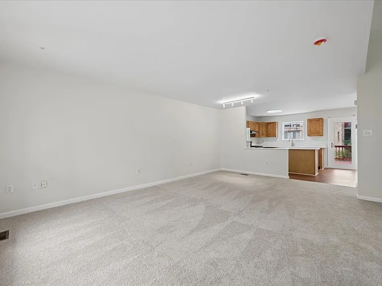 442 Blossom Ln — Photo 4