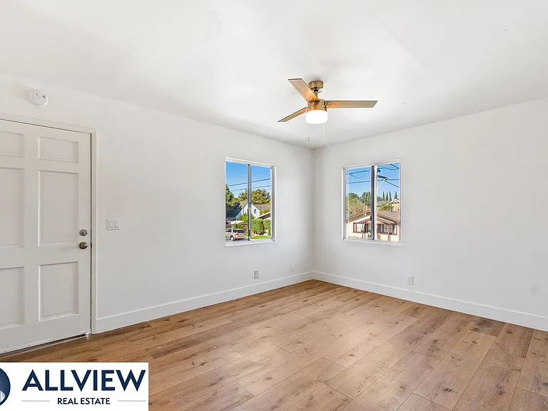 452 South Shaffer Street — Photo 3