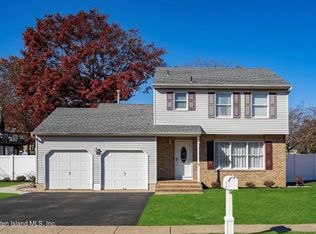21 Albatross Dr, Howell, NJ 07731