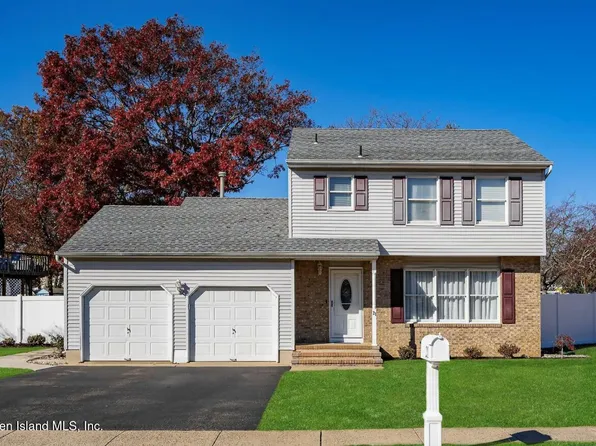 21 Albatross Dr, Howell, NJ 07731