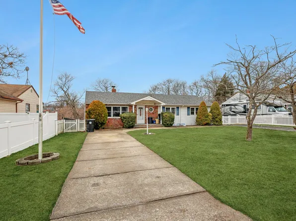 106 Arbour Street, West Islip, NY 11795