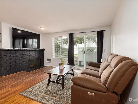 3rd image of 953 12th Street NE #953