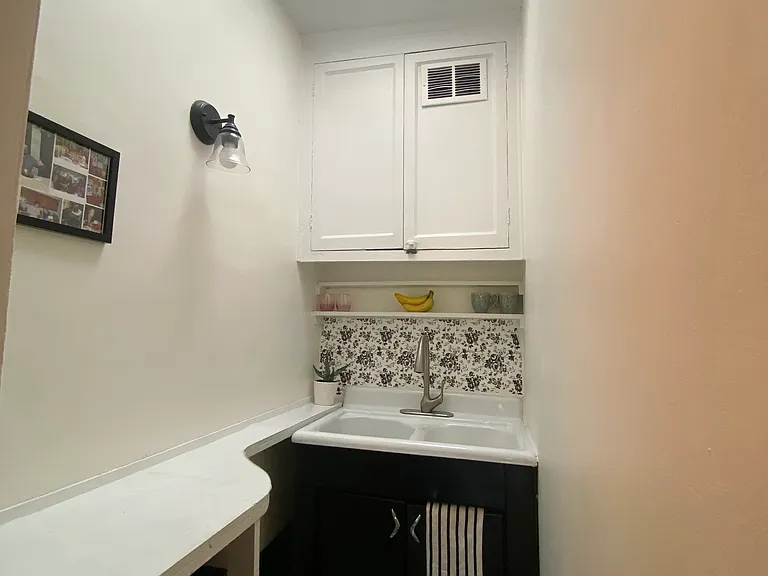 240 E 15th St #7 — Photo 3