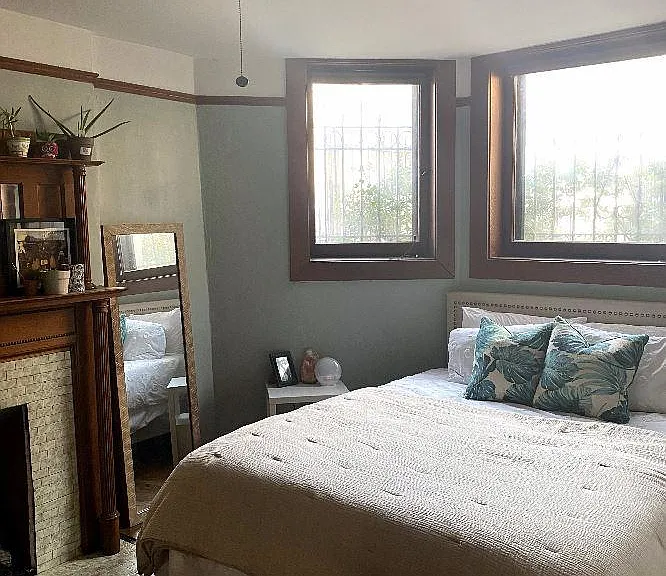 Bedroom (with queen bed)