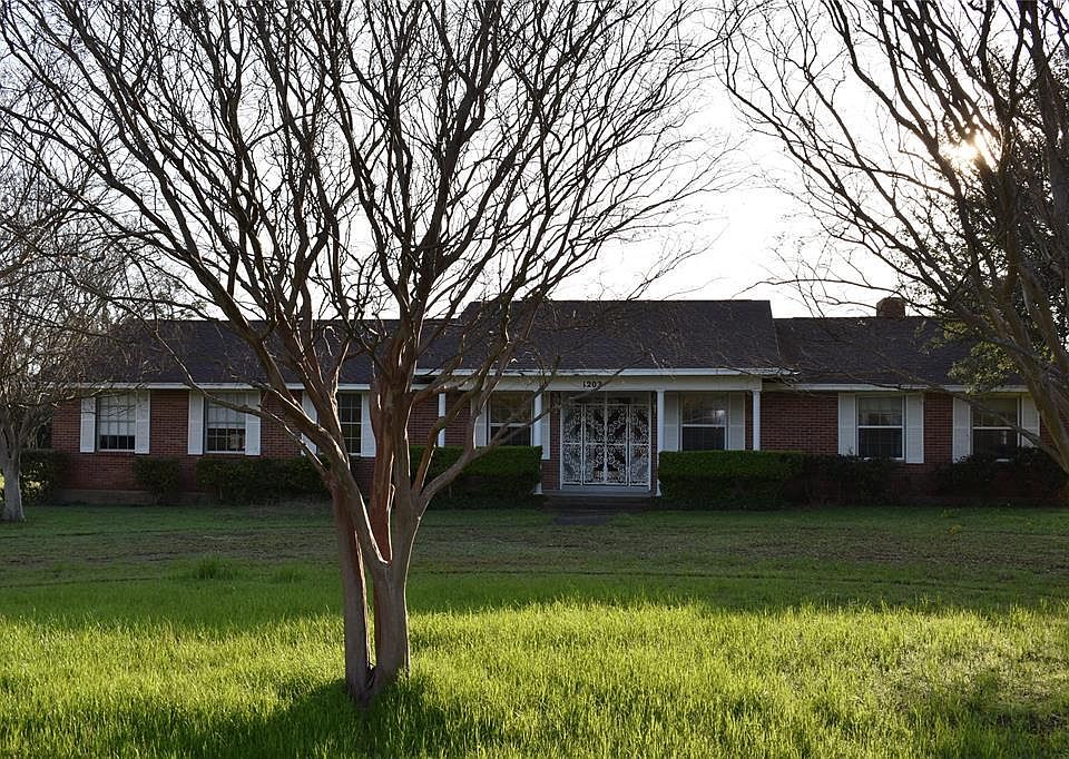 1st image of 1202 Cedar Cir