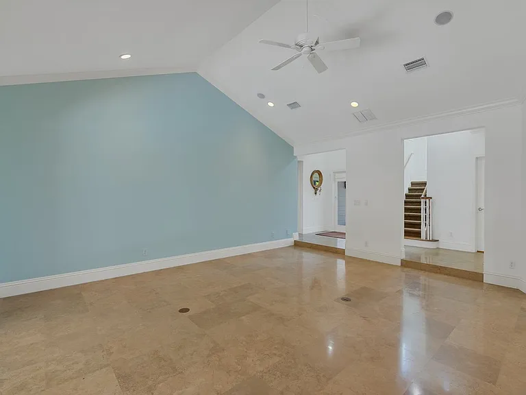 1575 Shorelands Dr E — Photo 2