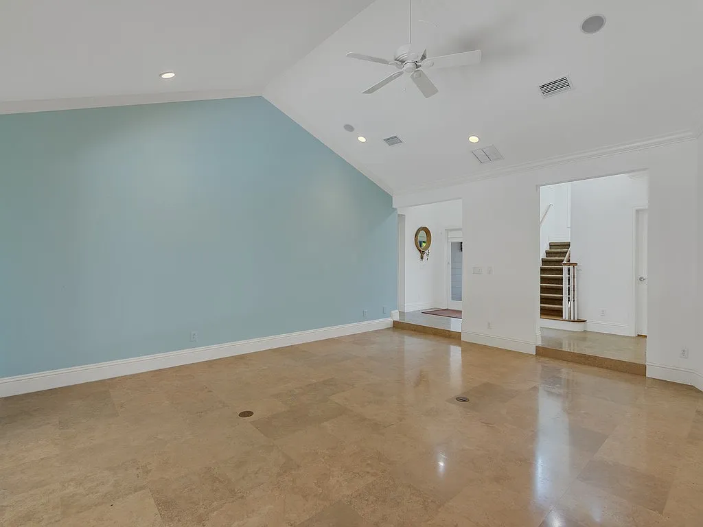 Building Photo - 1575 Shorelands Dr E