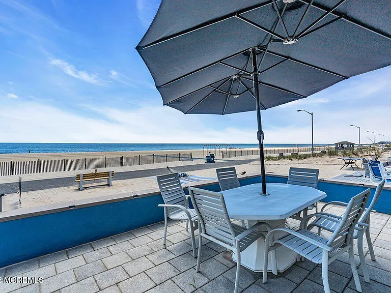 115 Beachfront — Photo 4